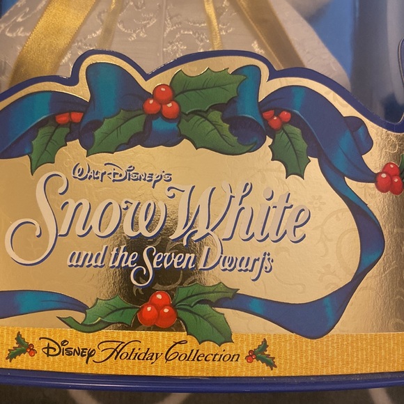NRFB Disney’s Snow White Holiday Princess 3rd in a Special Edition series doll - Picture 3 of 13